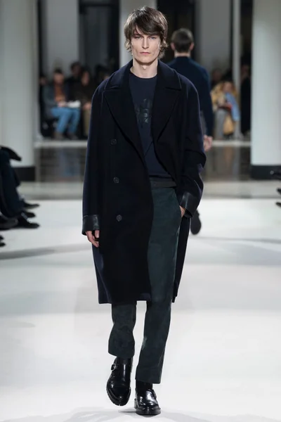 Look 18